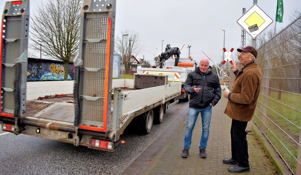 Günther Langowski (l.) und Eckhard Camin trafen sich in der Karither Straße, um sich über das Thema Verkehrsberuhigung in Gommern auszutauschen. Im Hintergrund öffnet sich gerade die Bahnschranke, die sich keine fünf Minuten wieder schließen wird. Der ständige Stau bedeutet Lärm und Abgase für die Anwohner.