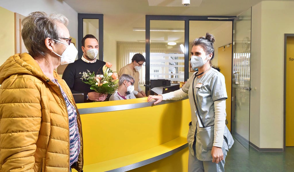 Ljudmila Theiß (r.) begrüßt mit MVZ-Verwaltungsleiter Sebastian Enkerts die Wolfenerin Sunhild Springer, eine der ersten Patientinnen.