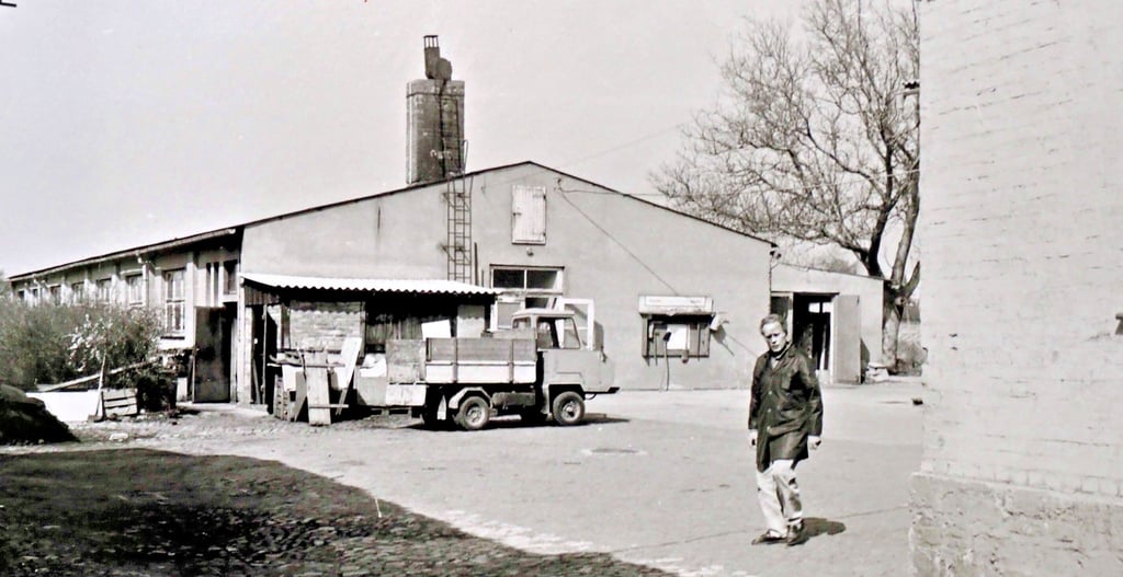 Das Betriebsgelände der Polstermöbelfirma im Jahr 1991, aufgenommen von den Osterwiecker Ortschronisten. Im Vordergrund geht der langjährige Betriebsleiter Horst Reuer über den Hof.