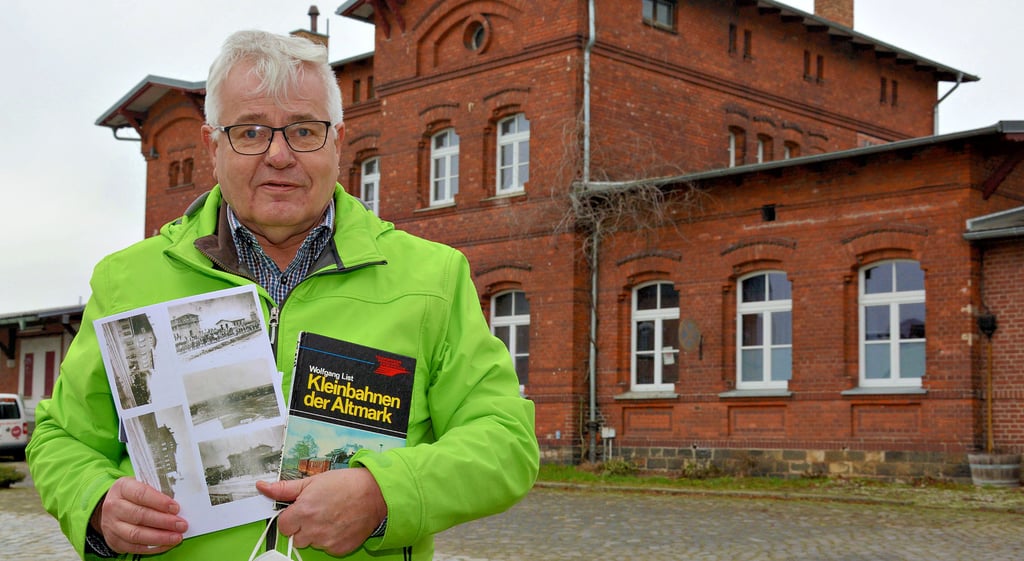 Am Klötzer Bahnhof halten schon lange keine Züge mehr, die Eisenbahn-Geschichte in der Purnitzstadt endete vor mehr als 20 Jahren. Reinhard Wegner von der Ortschronisten-Gruppe will nun eine Broschüre zum Thema erstellen. Die Grundlage bildet ein Manuskript von 1966.