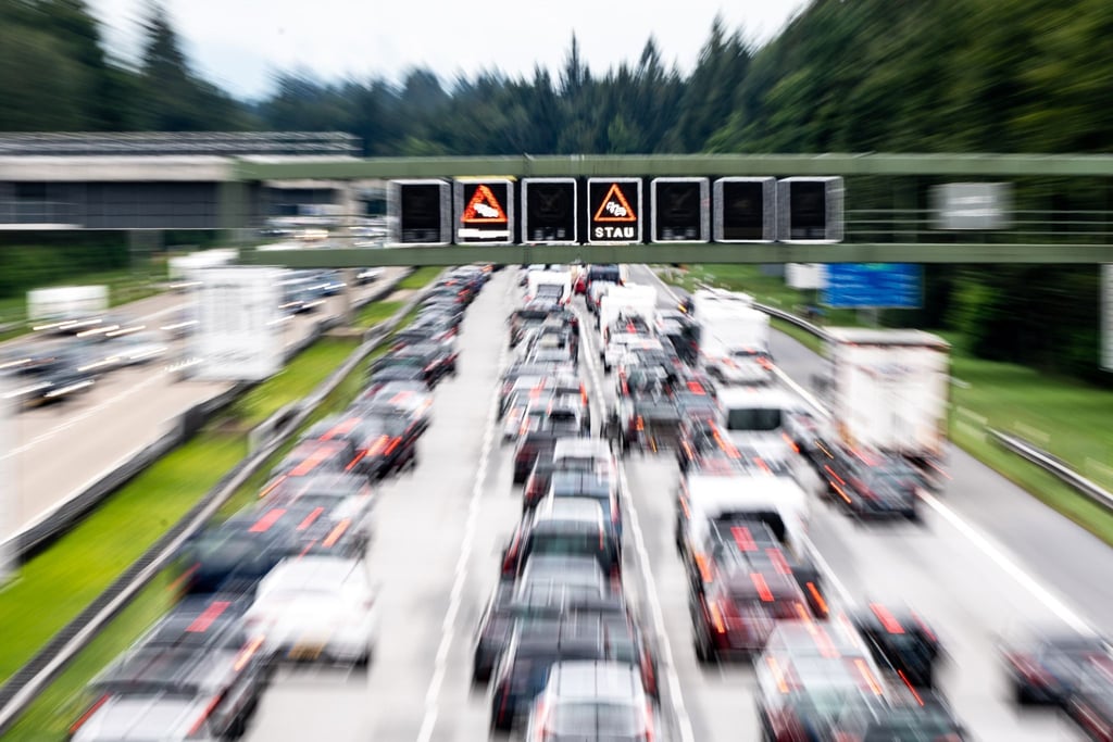 Wenn sich der Verkehr auf der Autobahn staut, müssen Autofahrer bei der Auffahrt besonders vorsichtig sein.