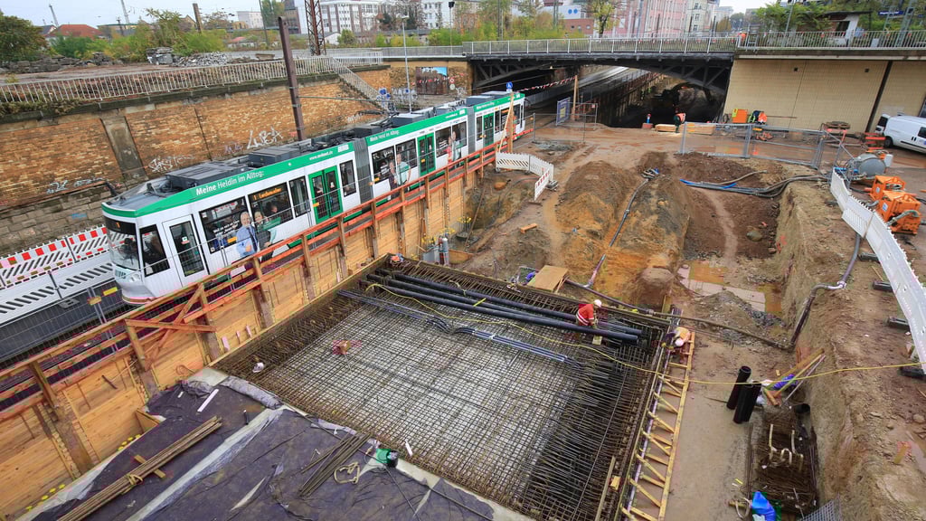 Blick am 08.11.2016 auf die Baustelle für den neuen City-Tunnel am Hauptbahnhof in Magdeburg. Foto: Peter Gercke/