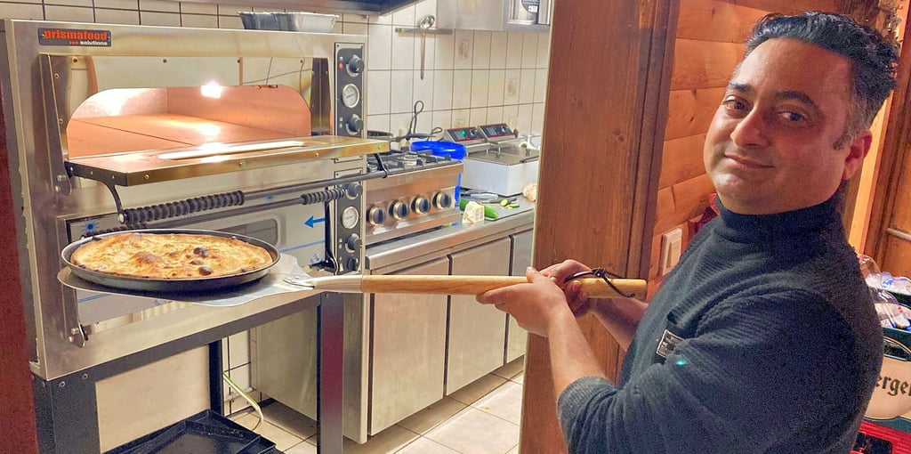 Der neue Pächter Gurdeep Singh aus Halle bereitet in der Küche Pizza zu.