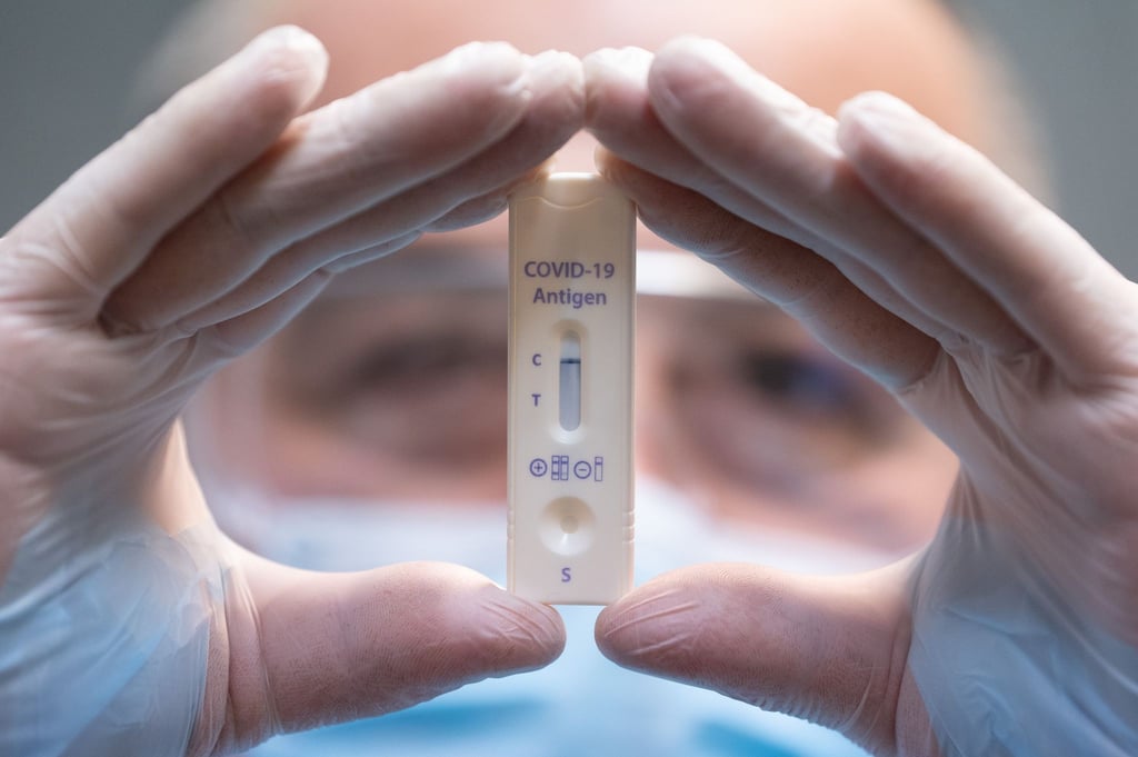 Ein medizinischer Mitarbeiter mit einem negativen Corona-Schnelltest.