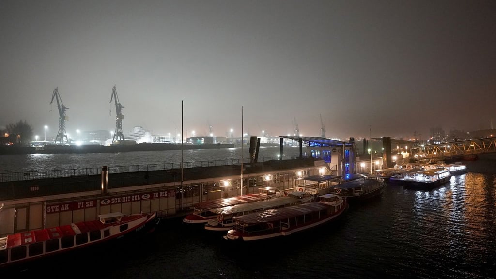 Am frühen Morgen im Hamburger Hafen.