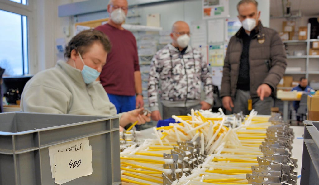 In den Diakonie-Werkstätten werden lohnintensive Arbeiten für die Firma Novoplast ausgeführt. Seit 30 Jahren bestehen Geschäftsbeziehungen zwischen beiden Unternehmen.