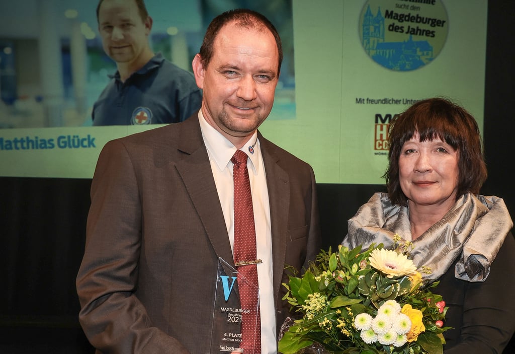 Wasserwacht-Jugendwart Matthias Glück und Laudatorin Katja Tessnow bei der Preisverleihung im Opernhaus.