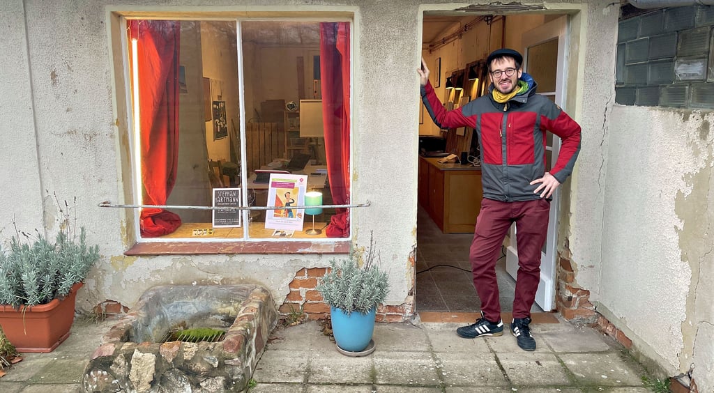 Stephan Hartmann steht vor seinem Atelier in der Klappermühle von Friedensau. Hier können die kreativen Ideen sprudeln, wie der artesische Brunnen direkt vor dem Schaufenster.