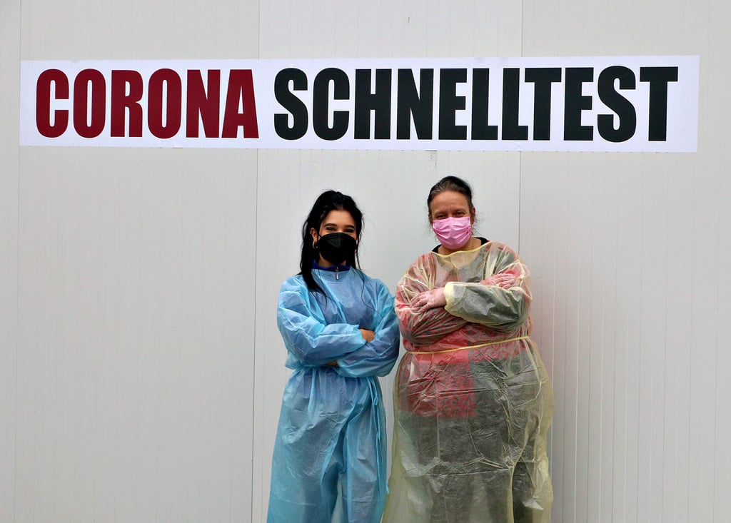 Kristin Baskanoglu (rechts), Koordinatorin der Teststelle am Heuweg-Center in Weißenfels, und Mitarbeiterin Sarah Böttcher stehen vor dem Test-Container auf dem Edeka-Parkplatz. Hier wurden Mitarbeiter am Wochenende von einem Unbekannten bedroht.