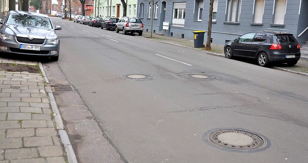 In der Zerbster Bahnhofstraße klagen Anwohner über Lärmbelästigung. Verantwortlich machen sie unter anderem die abgesackten Gullydeckel, was sich in Kürze ändern könnte.