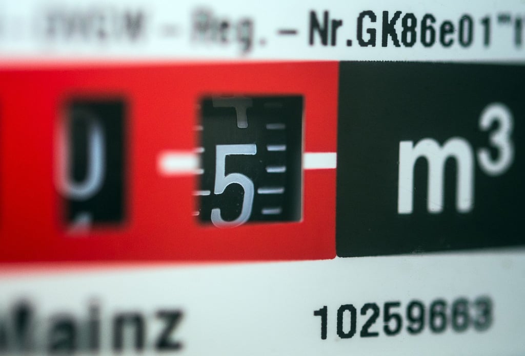 Grundversorger werden kritisiert, weil sie bei Neukunden teilweise extrem hohe Energietarife fordern.