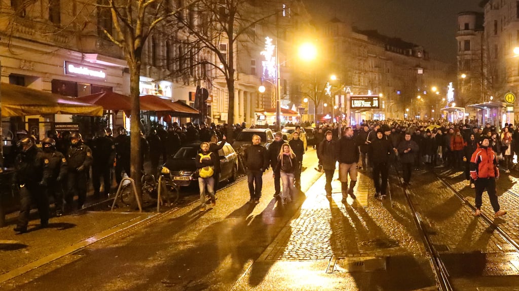Die Aufmarschteilnehmer laufen am 10. Januar durch die Otto von Guericke Strasse, die Polizei läuft daneben.&nbsp;