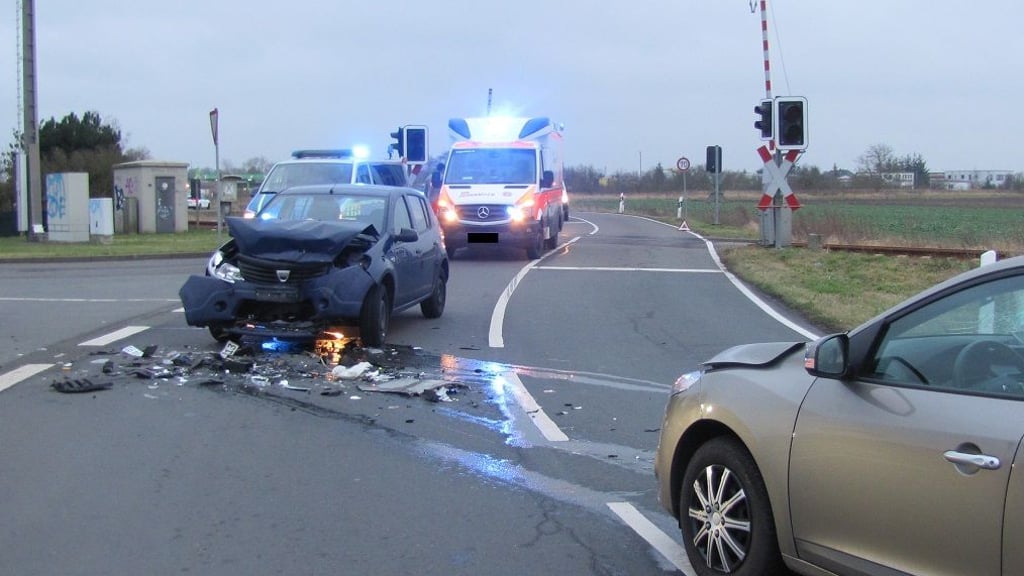 Die Fahrzeuge wurden bei dem Frontalzusammenstoß auf der L30 bei Tangermünde schwer beschädigt.