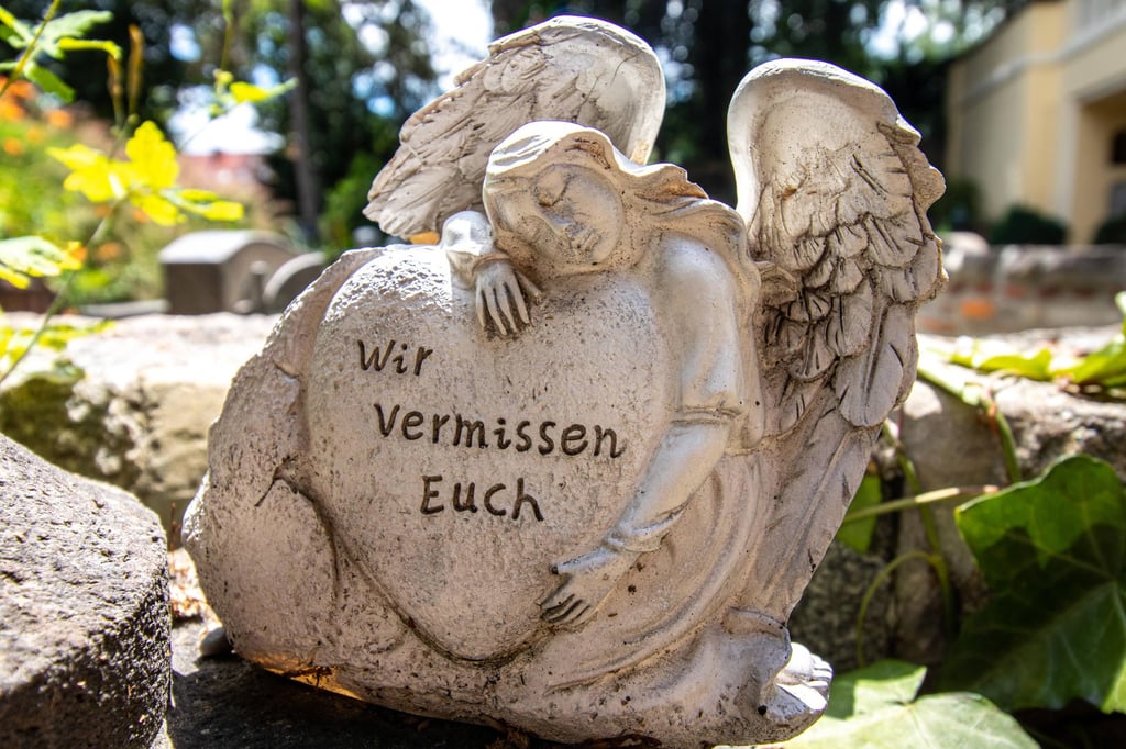Grabdekoration auf einem Friedhof