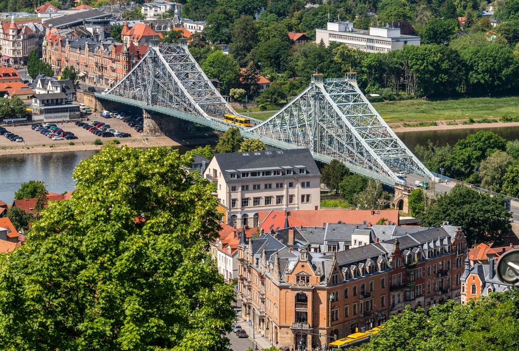 Koloss aus Stahl: Die Loschwitzer Brücke über die Elbe in Dresden ist auch als „Blaues Wunder“ bekannt.