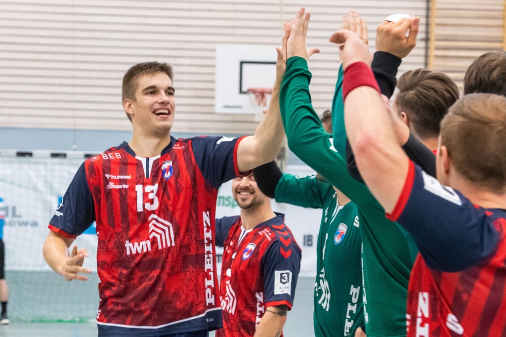 HCB-Spieler Marek Hnidák (l.) hat zum Auftakt der Handball-EM drei Tore für die Slowakei bei der 25:35-Niederlage gegen Norwegen erzielt.