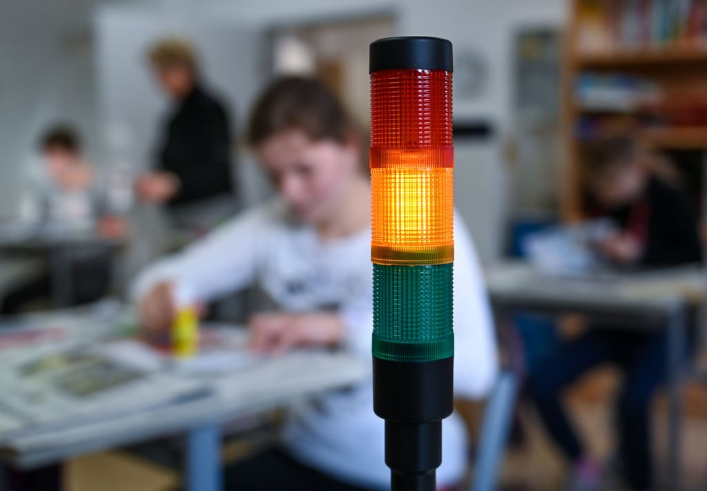 Das Land fördert den Einbau von CO2-Ampeln in Kindertagesstätten, um das Lüften in Corona-Zeiten effektiver zu gestalten. Auf die Lieferung wird in Dessau-Roßlauer Einrichtungen sehnsüchtig gewartet.