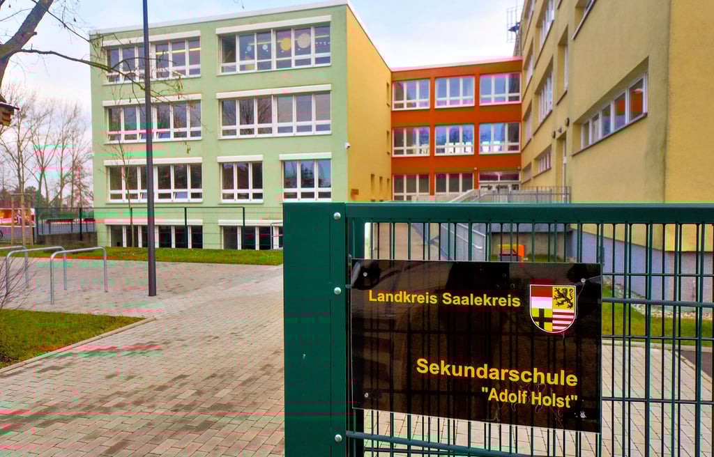 Schüler der Sekundarschule „Adolf Holst“ in Mücheln sollen selbst zum Wirken des Namensgebers im Nationalsozialismus recherchieren.