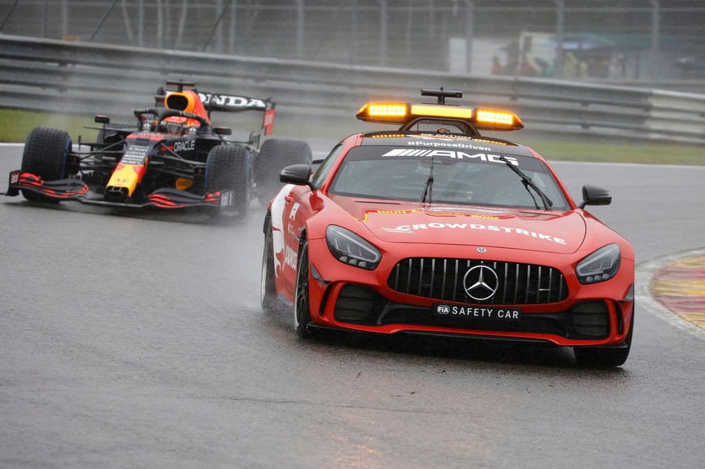 Der Niederländer Max Verstappen steuert sein Auto hinter einem Safety Car.