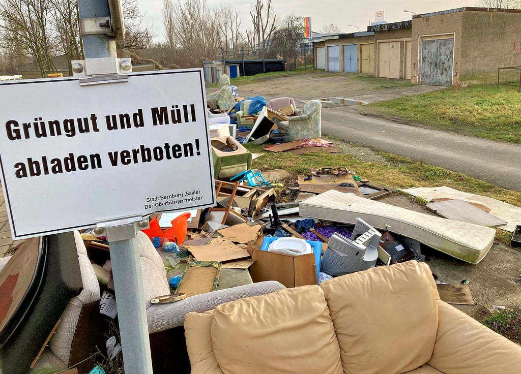 Das Verbotsschild wird am Neuen Weg in Bernburg ad absurdum geführt.