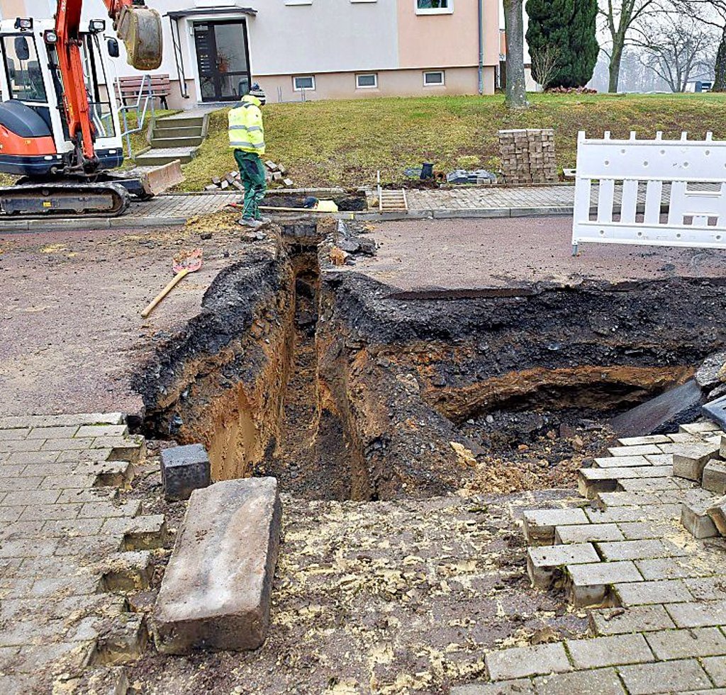 Ein defektes Trinkwasserrohr sorgte in der Hettstedter Fichtestraße für einen Erdfall.