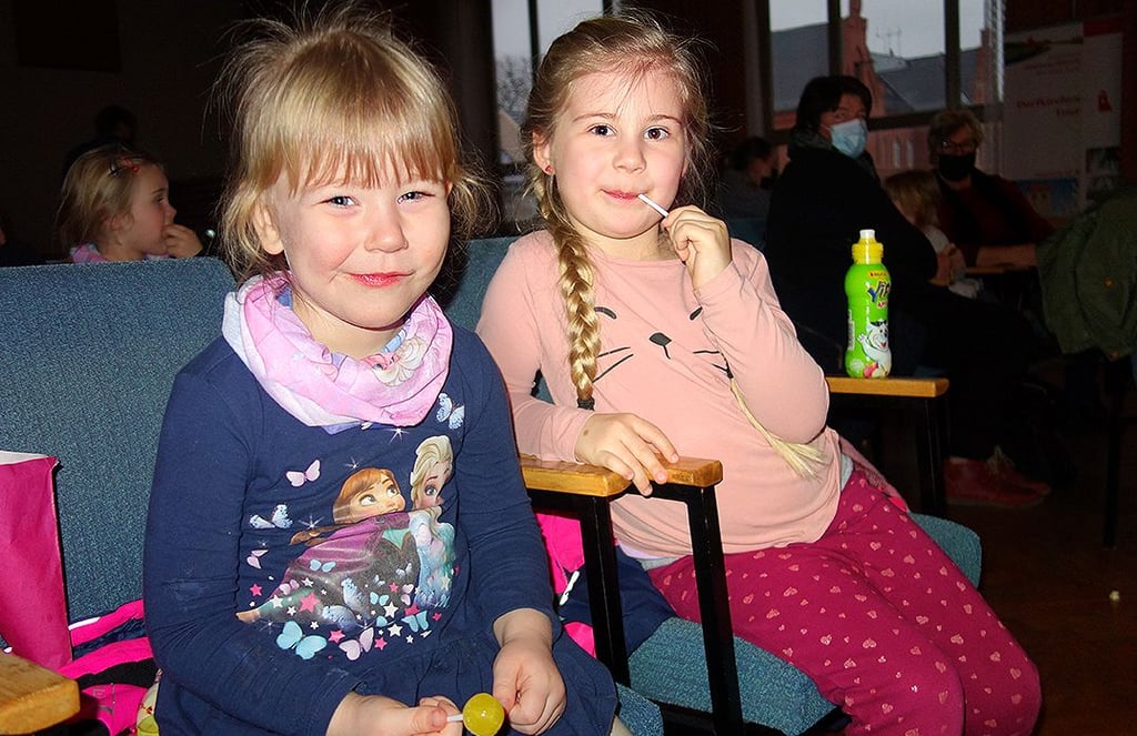 Clara und Jolina während der Vorstellung: Die Schwestern sind große Fans von Elsa und Anna.