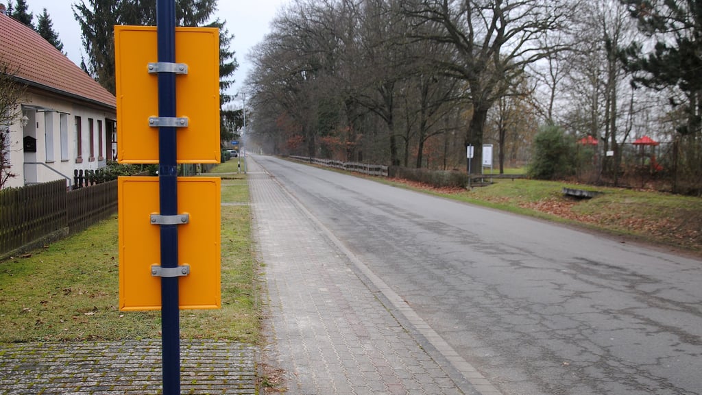 Die marode Fahrbahndecke der Poppauer Dorfstraße soll in diesem Jahr vom Ortseingang bis hinter der Kurve erneuert werden.