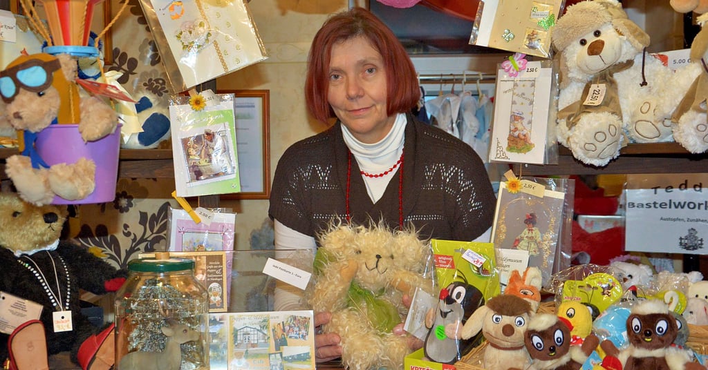 Im Puppenmuseum Nienhagen stellt Simone Schuldt nicht nur Puppen aus. Es gibt auch viele Teddybären zu sehen.