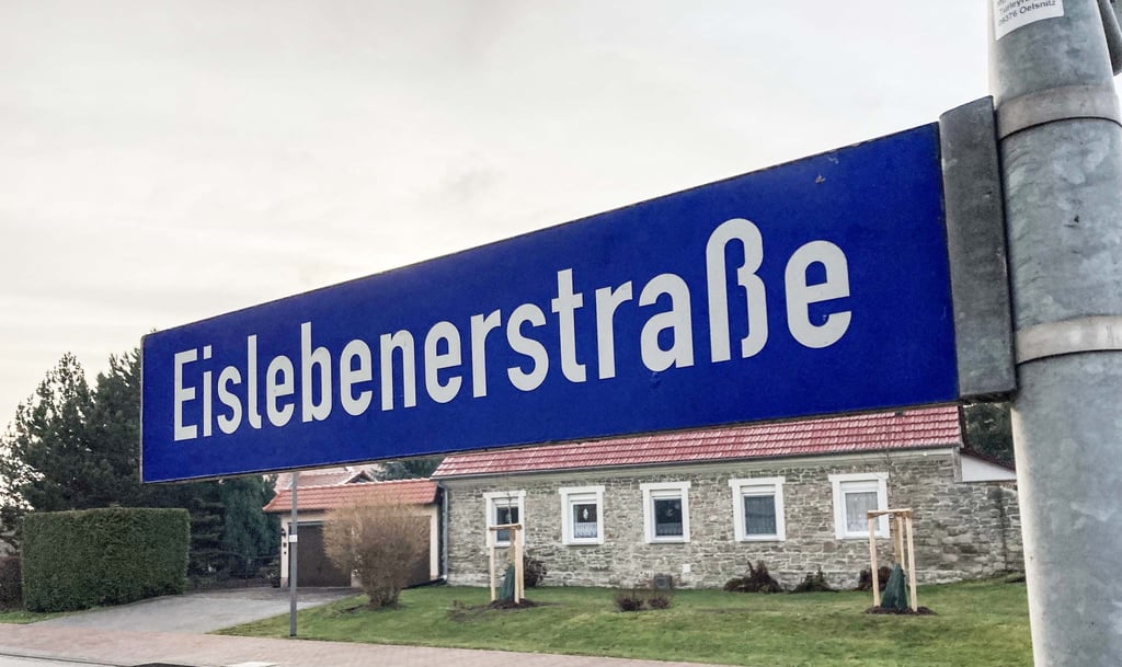 In der Eislebenerstraße in Aseleben befinden sich unter anderem die Freiwillige Feuerwehr und das Gemeindehaus.