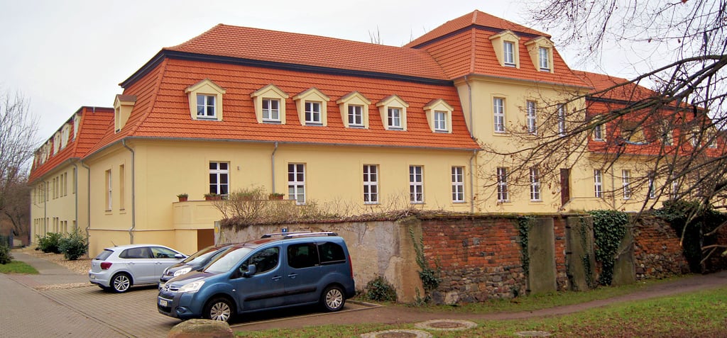 Das ehemalige Kloster in Wolmirstedt wurde seit 2017 umfangreich saniert, ebenso die ehemalige Berufsschule. Doch mit dem Bezug der Wohnungen war das Bauvorhaben nicht beendet, inzwischen wird im Hof weiter gebaut.