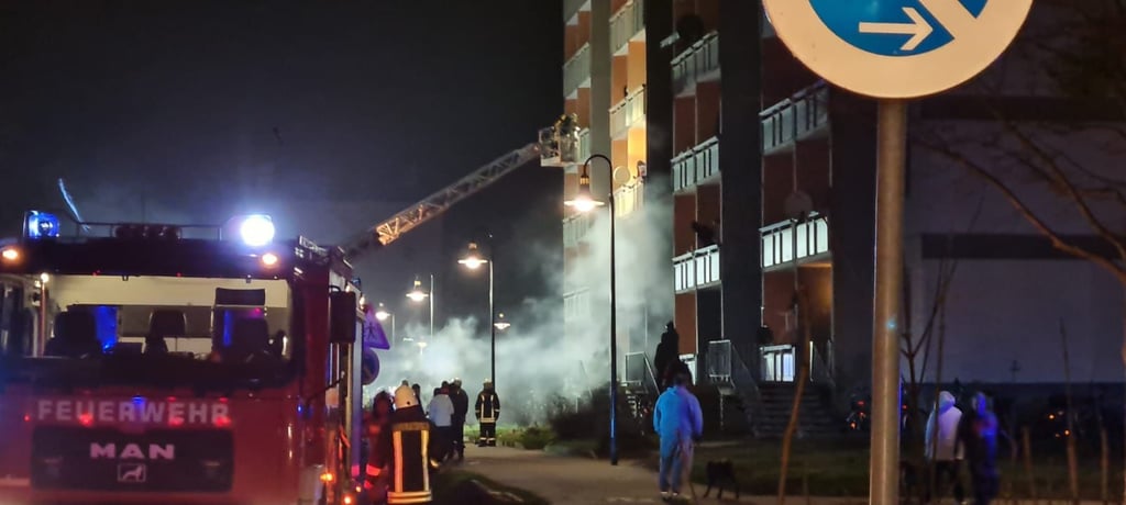 Feuer in der Straße der Jugend in Schönebeck. Die Feuerwehren waren mit der Drehleiter im Einsatz.