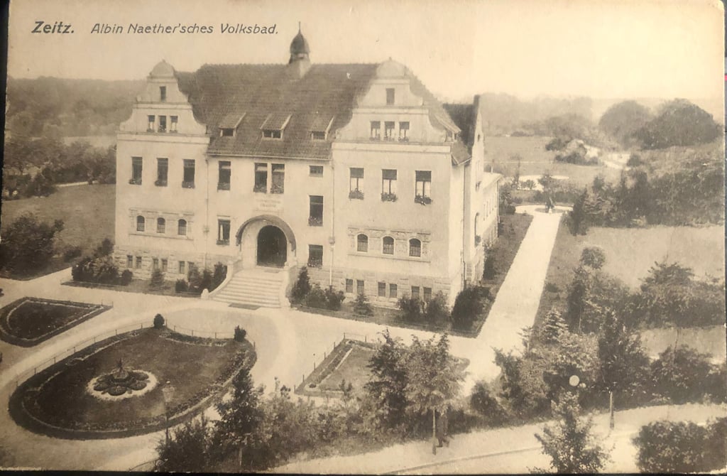 Luise Gehrisch aus Chemnitz liebt die Karte mit dem Blick zum Volksbad aus der Sammlung ihrer Zeitzer Schwester.