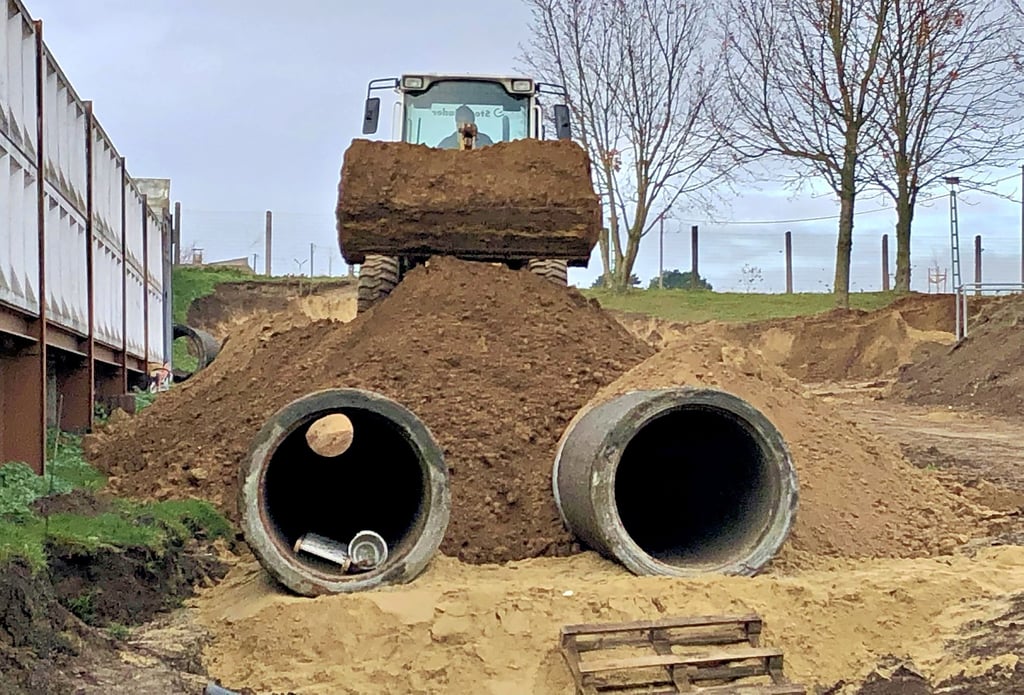 Die zwei 50-Meter-Röhren mit einem Durchmesser von 1,20 Meter werden unter der Erde verborgen und später nicht zu sehen sein.