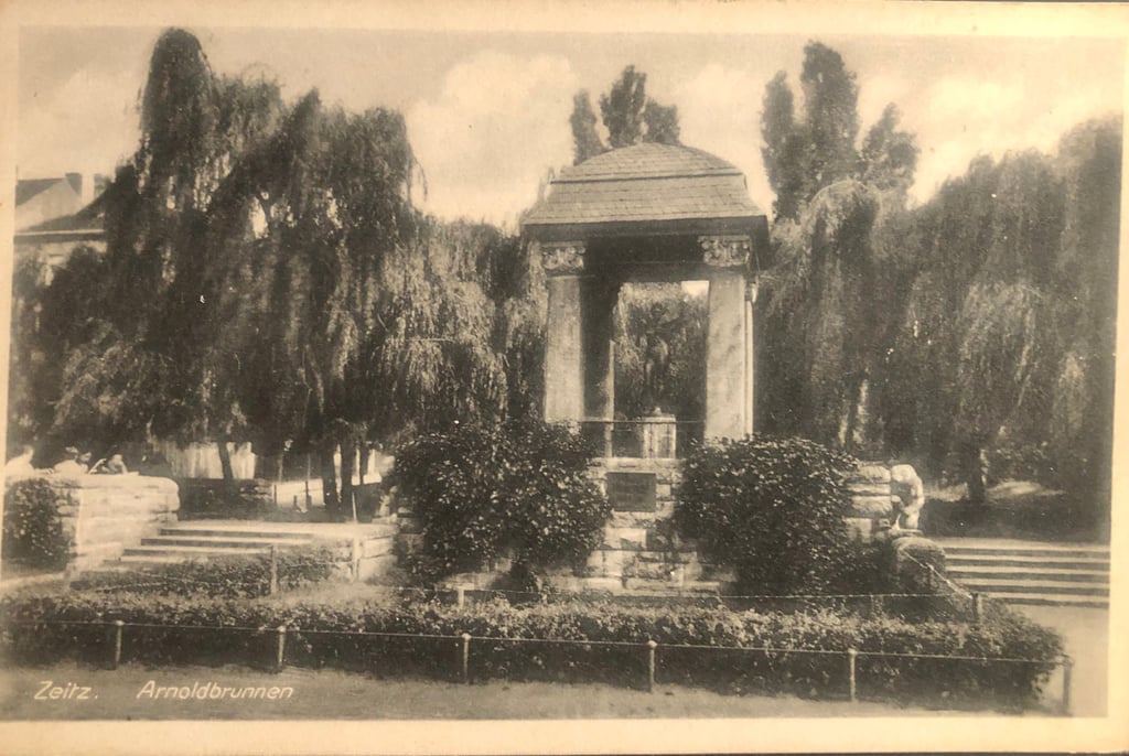 Wunderschöner Anfang der Theodor-Arnold-Promenade mit Florabrunnen und großen Bäumen - so nennt Sabine Lorenz aus Halle ihre Postkarte. Repro: