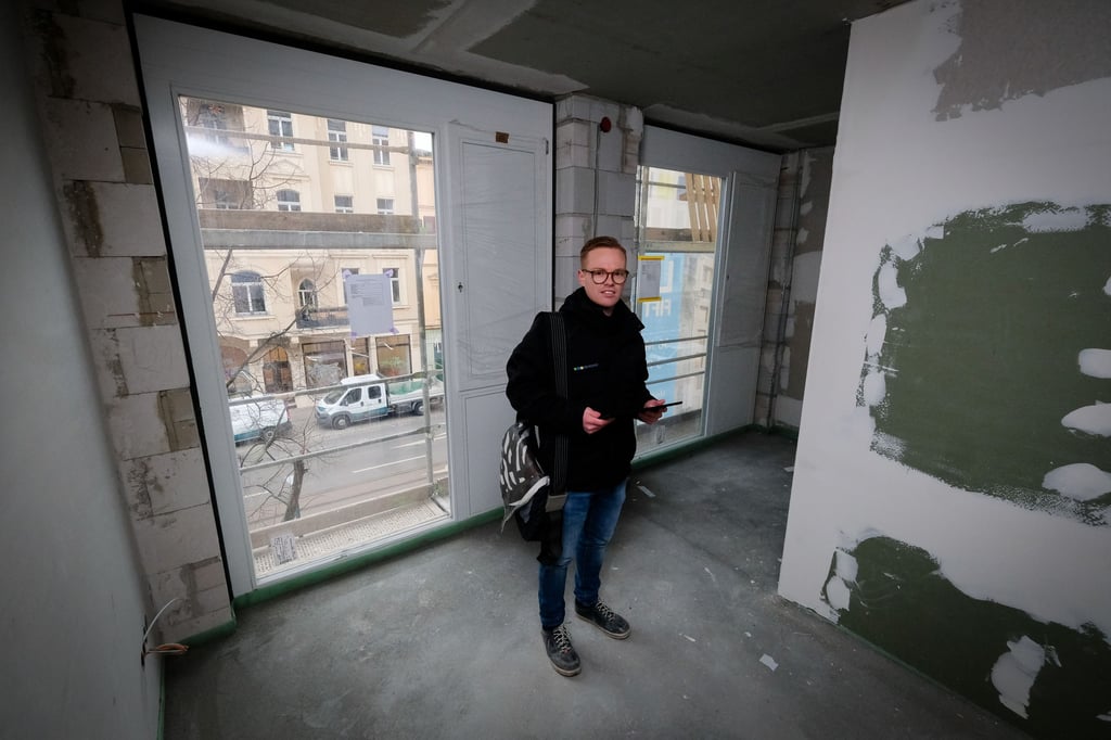 Leopold Schaar von Isihome erklärt die Raumaufteilung der Micro-Apartments.