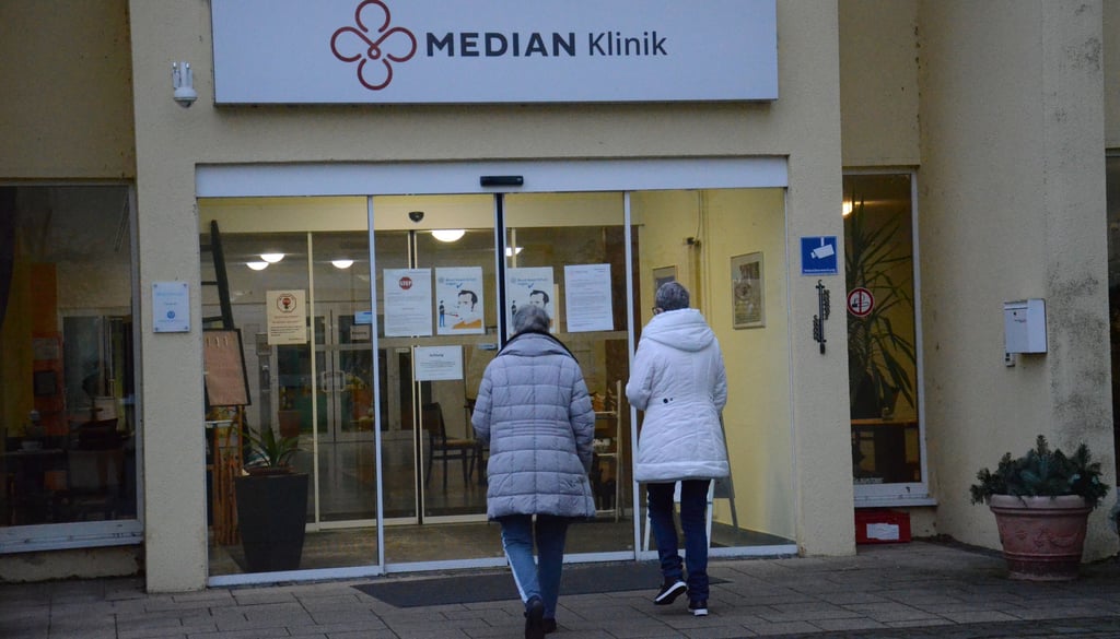 Patienten der Median Klinik Kalbe betreten die Einrichtung. Während ihres Aufenthaltes dort sollen sie Kontakte minimieren.