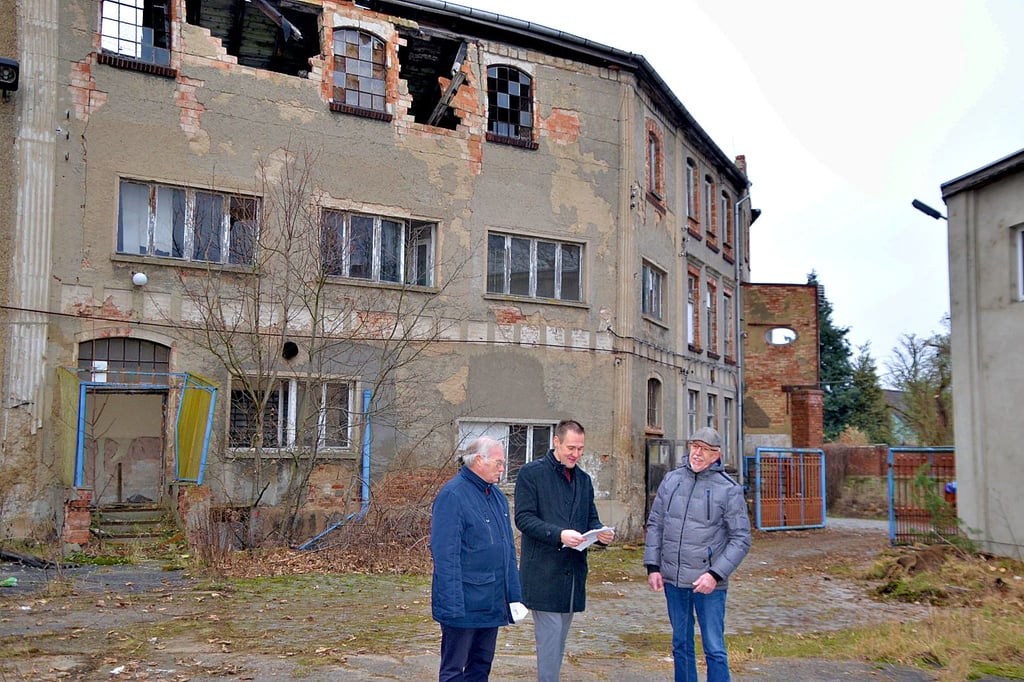 Dietmar Hobohm (l.) und Klaus Graßhoff (r.) lassen sich von Verbandsgemeindebürgermeister Fabian Stankewitz den Fördermittelbescheid erläutern.