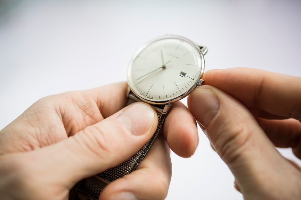 Läuft sie noch? Viele legen ihre Armbanduhr nur selten an - und lassen sie sonst im Schrank liegen.