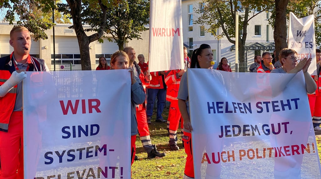 Mitarbeiter der Johanniter-Unfall-Hilfe demonstrierten vor dem Kreistages Stendal für den Erhalt ihrer Arbeitsplätze. Eine Beschwerde gegen das Verdahren hat jetzt die Kommunalaufischt entschieden