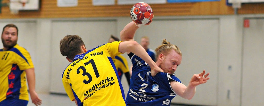 Matthias Walther (r.) und die Calbenser Handballer steigen am Wochenende wieder in Spielbetrieb ein. Dabei werden die Saalestädter auf reichlich Gegenwehr treffen, denn der Gegner wird laut dem TSG-Trainer Andreas Wiese „mit Wut im Bauch anreisen“.