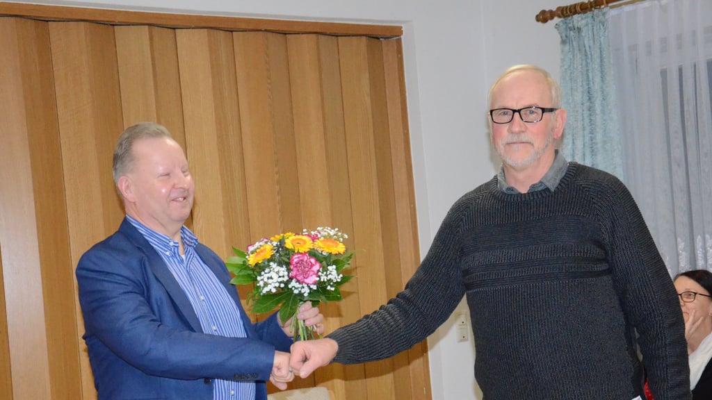 Karsten Klingbeil (links) wurde vom Engersener Ortschaftsrat zum Ortsbürgermeister gewählt. Ortschaftsratsmitglied Wolfgang Schulze gratulierte ihm. Er selbst wurde zum Stellvertreter gewählt.