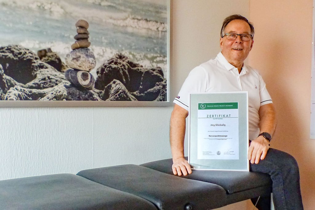Jörg Glückselig benötigt in seinem kleinen Behandlungsraum keine Technik. Er arbeitet nur mit seinen Händen.
