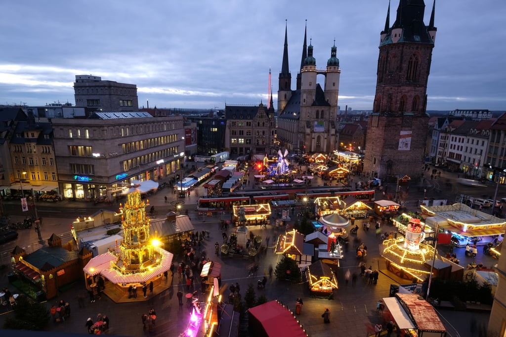 Halle bot als einzige Stadt weit und breit die Chance, einen Glühwein in Gesellschaft zu genießen.