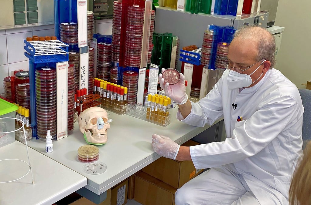 Anhand eines Schädelmodells prüft Prof. Georg Daeschlein am Dessauer Klinikum, wie gut sich das Spray in den Atemwegen verteilt.
