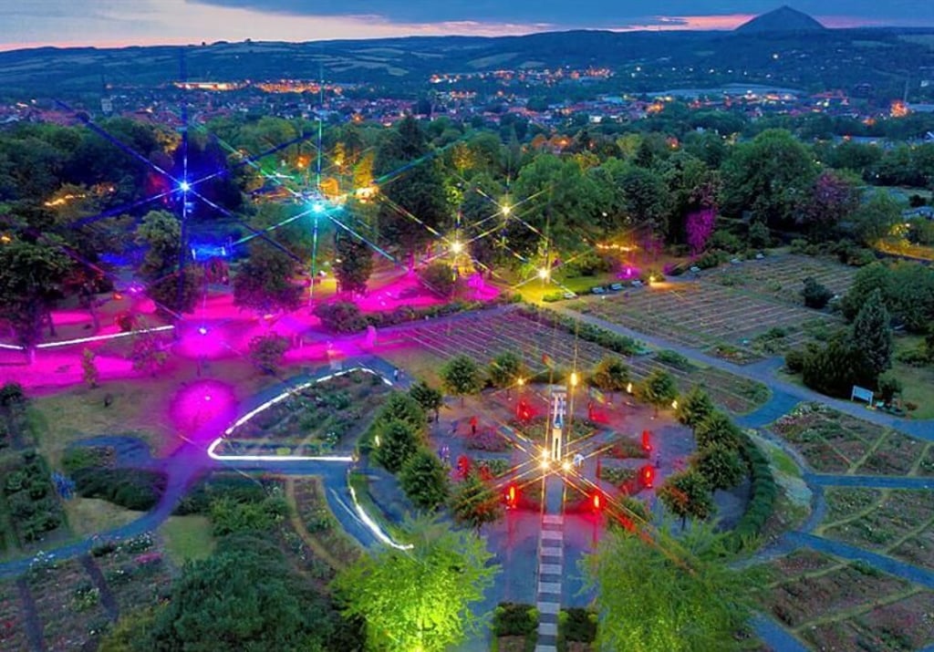 Blick auf das Europa-Rosarium während der Finissage von "Kunst trifft Rose". Auch bei Veranstaltungen ist die neue Firma nun für das Catering zuständig.