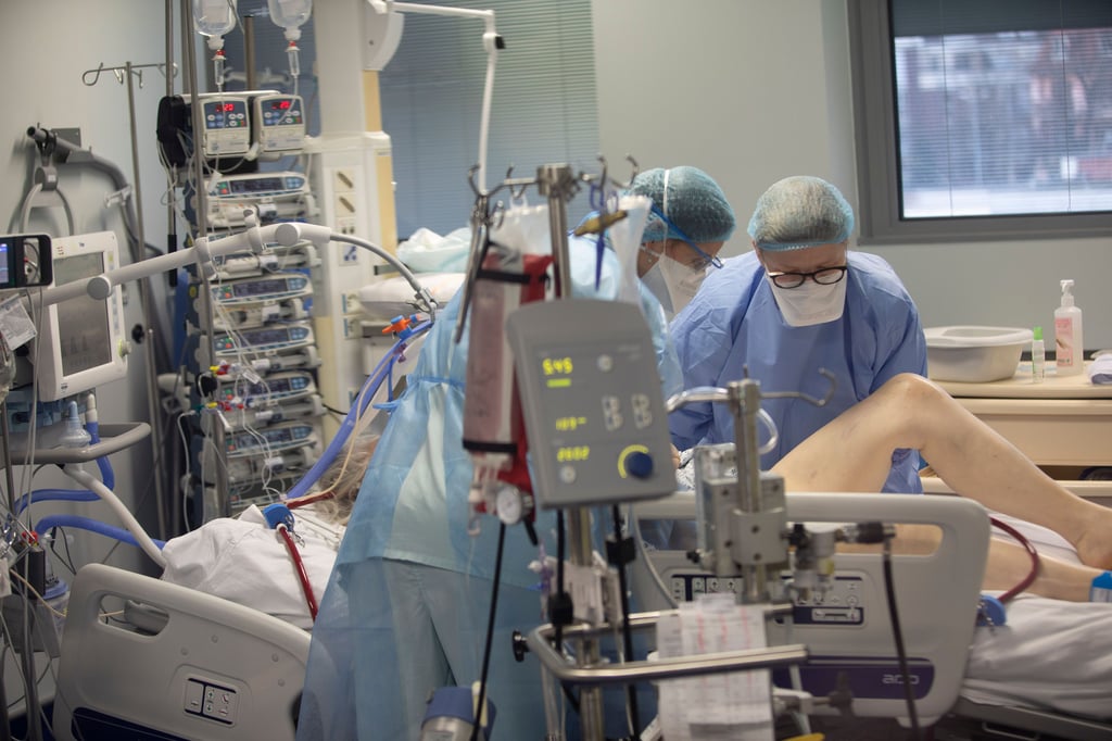 Klinikaufenthalt. Intensivstation. Künstliche Beatmung. Daran messen Laien oft, ob jemand schwer an Covid erkrankt oder einen vergleichsweise harmlosen Verlauf der Erkrankung durchgemacht hat. Aber auch ein vermeintlich harmloser Verlauf kann zu Langzeitfolgen führen.