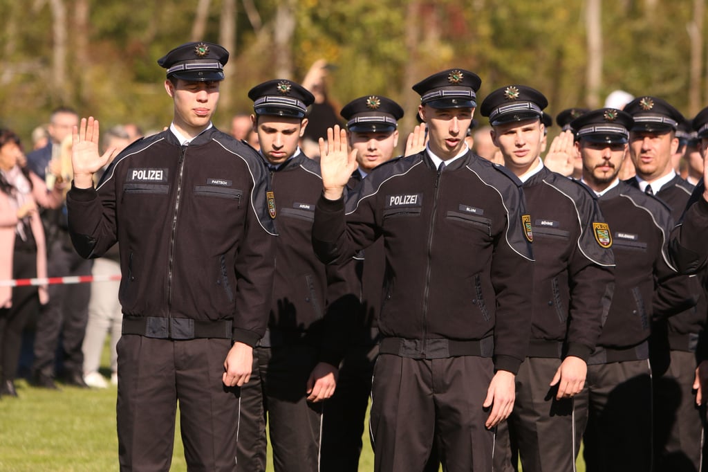 Illustration: Polizeianwärter nehmen in der Fachhochschule der Polizei in Sachsen-Anhalt in Aschersleben an der Vereidigung teil.