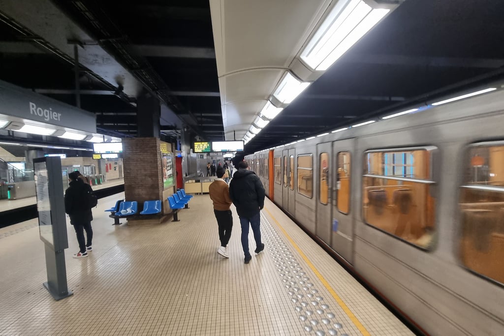 Menschen am Bahnsteig der Metrostation Rogier in Brüssel, wo eine Frau auf die Gleise gestoßen worden sein soll.
