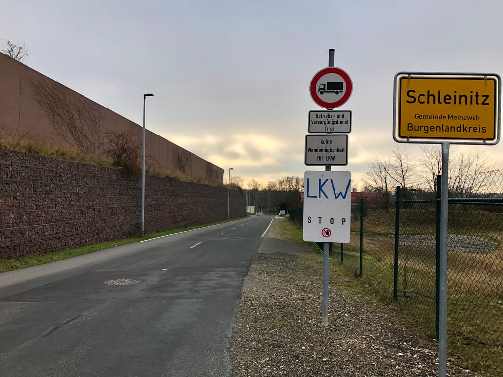 Ein handgemaltes zusätzliches Schild weist daraufhin, dass Lkw diesen Bereich von Schleinitz nicht durchfahren sollen.