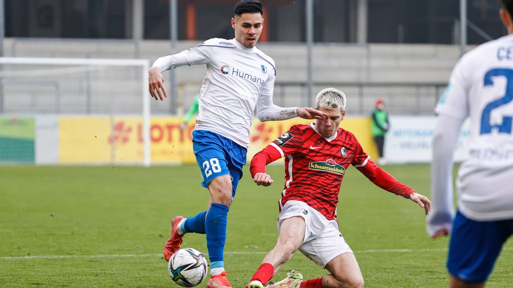 Raphael Obermair (l) im Spiel gegen den SC Freiburg II am 15. Januar 2022 im Zweikampf mit Daniels Ontuzans. Mit seinem ersten Saisontreffer führte er seine Mannschaft zum Sieg.